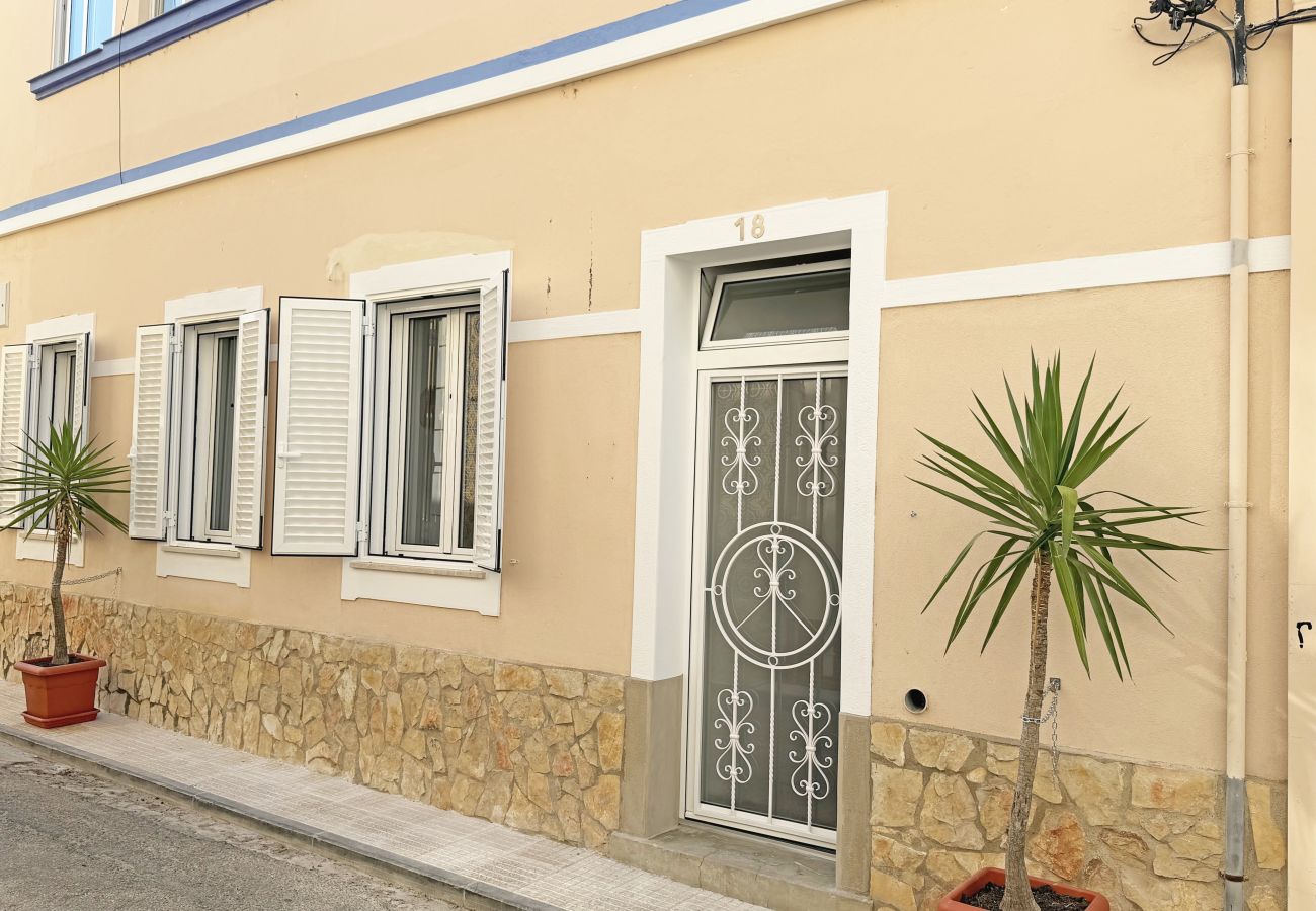 Terraced House in Fuseta - Red Flamingo Townhouse Fuseta